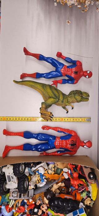 2 Figuras Spiderman y Dinosaurio
Todo el lote 13€.