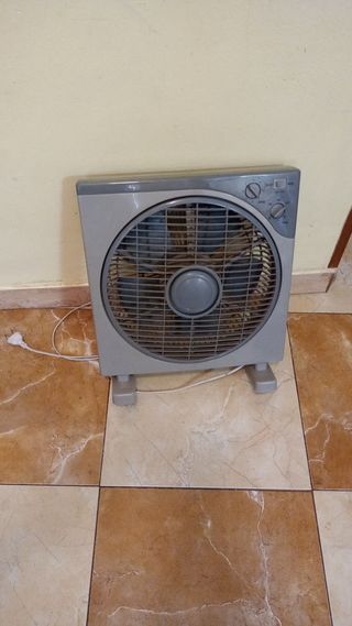 Ventilador de mesa gris