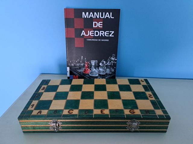 Juego de ajedrez de madera con libro