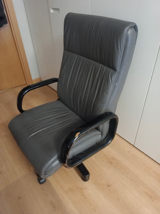 Silla de escritorio de material parecido al cuero