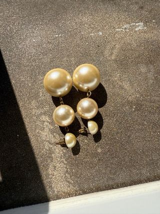 Pendientes perla dorados.