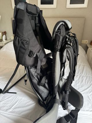 Mochila portabebés montaña negra