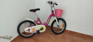 Bicicleta infantil rosa con cesta