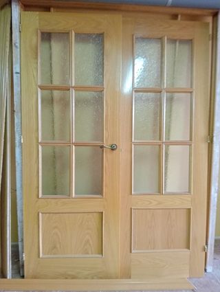 Puerta doble de madera pino para salón con cristal