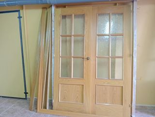 Puerta doble de madera pino para salón con cristal