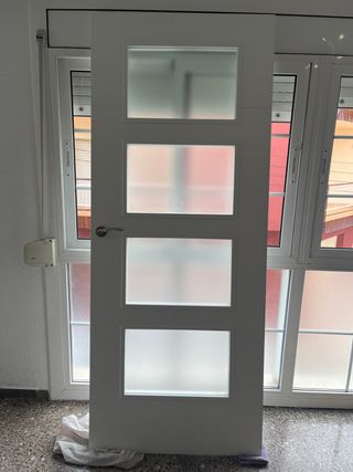 Puerta blanca con 4 cristales