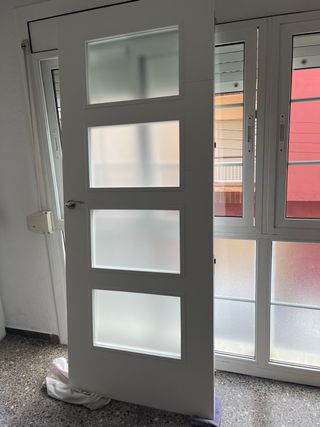 Puerta blanca con 4 cristales