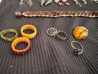 Lote de bisutería: pendientes, pulseras, anillos 