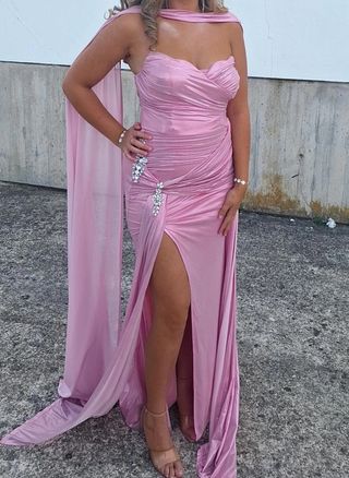 Vestido de fiesta rosa largo con abertura
