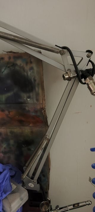 Flexo de escritorio metálico gris.