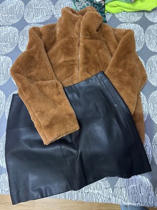 Chaqueta de pelo marrón y falda cuero negra