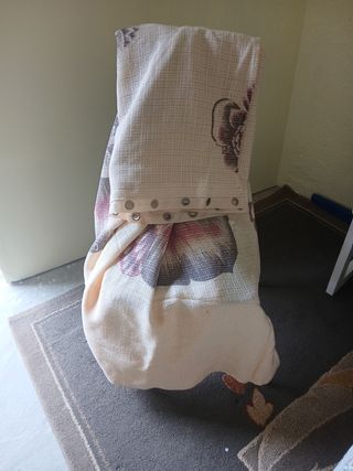 Cortina de tela beige y morada