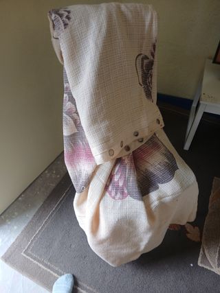Cortina de tela beige y morada