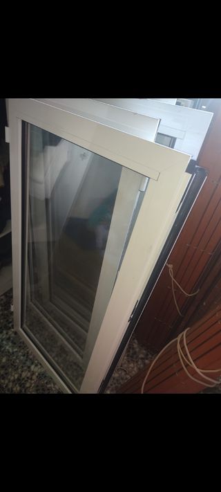 Ventanas de aluminio blancas