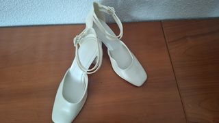 Zapatos tacón Stradivarius beige. 
