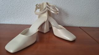 Zapatos tacón Stradivarius beige. 
