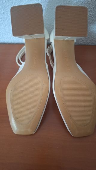 Zapatos tacón Stradivarius beige. 
