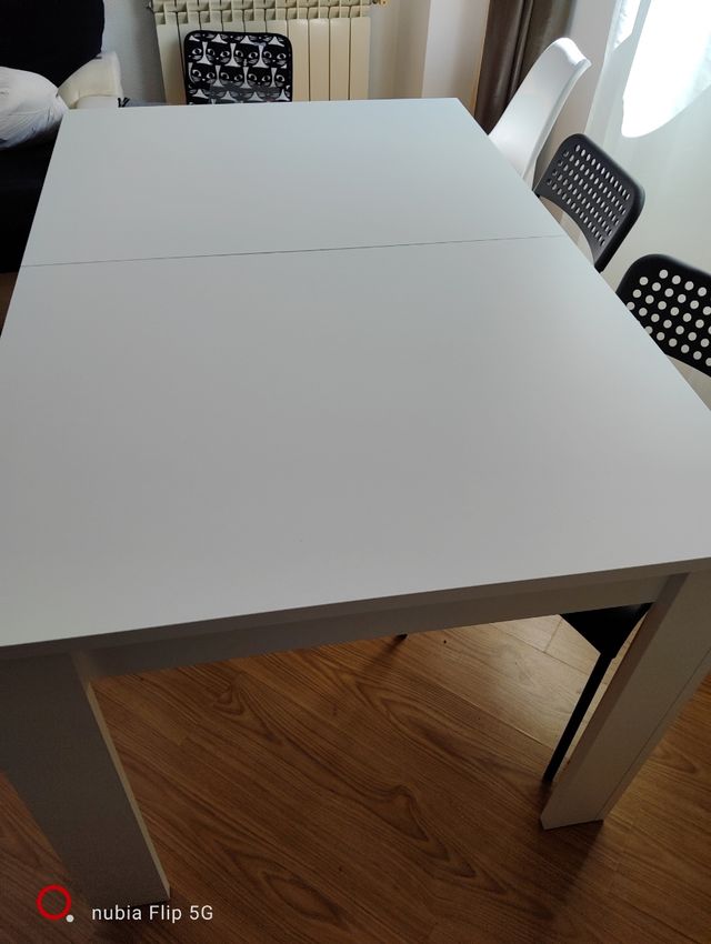 Mesa de comedor blanca