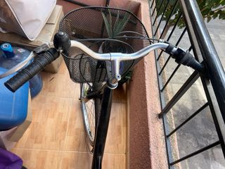 Bicicleta BTWIN negra con cesta