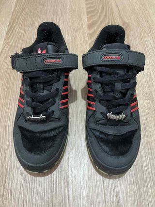 Zapatillas Adidas Negras y Rojas