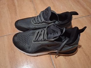 Nike Air Max 270 Gris/Negro Casi Nuevas