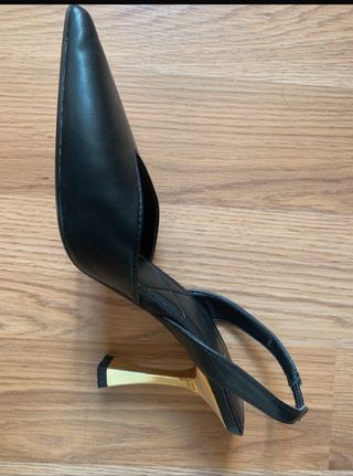 Zapato tacón destalonado negro y dorado