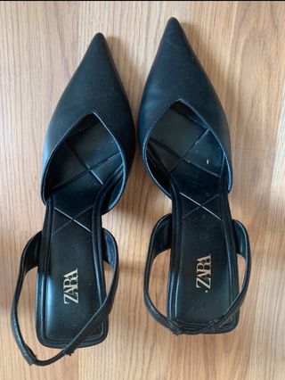 Zapato tacón destalonado negro y dorado