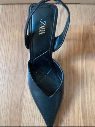 Zapato tacón destalonado negro y dorado