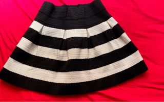 Falda a rayas blanco y negro
