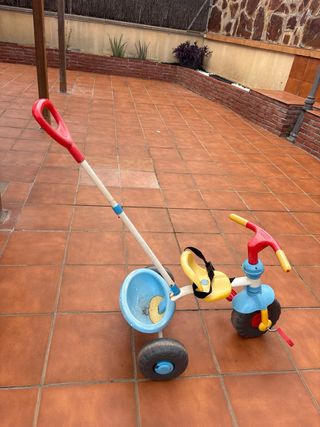 Triciclo infantil con empujador