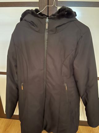 Cazadora negra con capucha y pelo