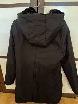 Cazadora negra con capucha y pelo