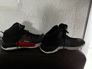Zapatillas Baloncesto Grises y Rojas