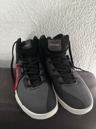 Zapatillas Baloncesto Grises y Rojas