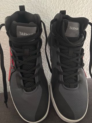 Zapatillas Baloncesto Grises y Rojas