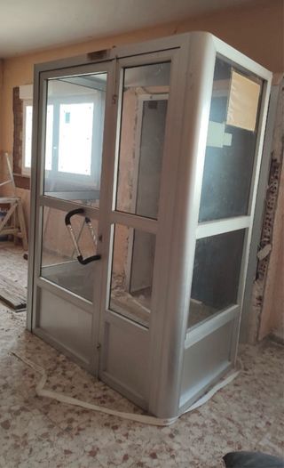 Cabina de entrada de aluminio y cristal