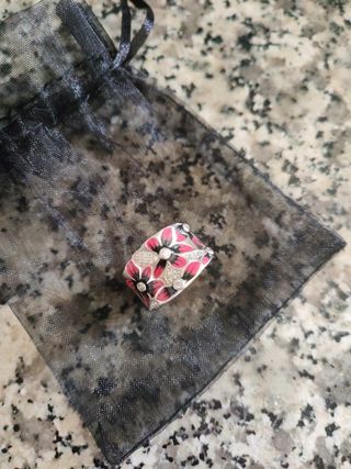 Anillo de plata con flores rosas y blancas