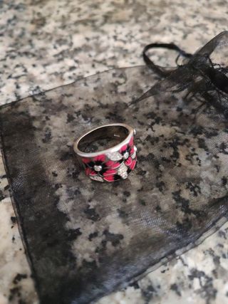 Anillo de plata con flores rosas y blancas