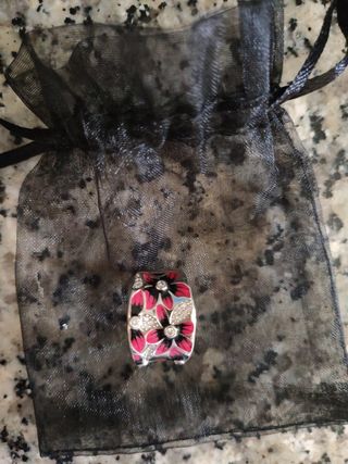 Anillo de plata con flores rosas y blancas