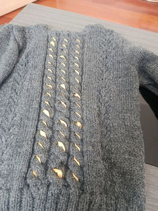 Jersey de punto gris con trenzas de niña. Talla 8
