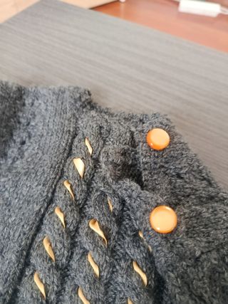 Jersey de punto gris con trenzas de niña. Talla 8
