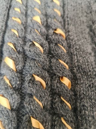 Jersey de punto gris con trenzas de niña. Talla 8
