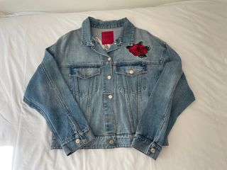 Cazadora vaquera Pull&Bear bordada