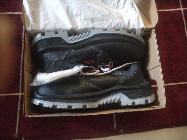 Botas de seguridad Paredes negras y grises