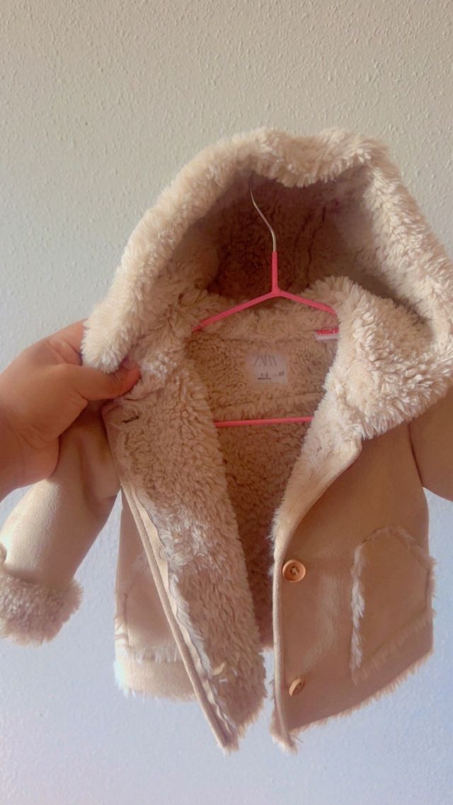 Chaqueta bebé peluche beige ZARA