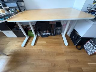 Escritorio Bekant Ikea Madera y Blanco.