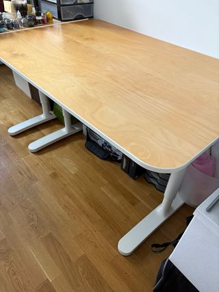 Escritorio Bekant Ikea Madera y Blanco.
