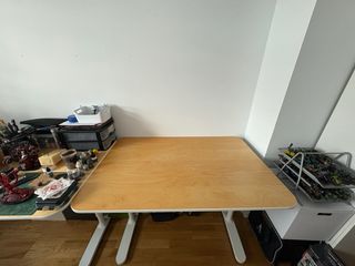 Escritorio Bekant Ikea Madera y Blanco.