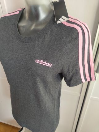 Camiseta Adidas gris con rayas rosas