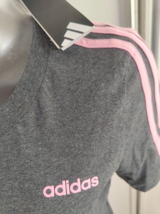 Camiseta Adidas gris con rayas rosas